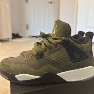 Air Jordan 4 Retro SE Olive Green Sneakers with White Soles